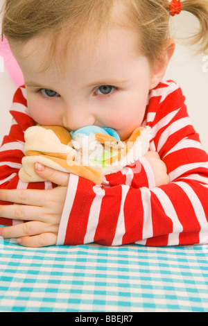 Little Girl Hugging Her Toys Banque D'Images