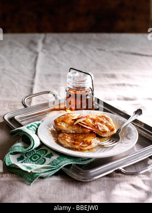 Crêpes au sirop d'Apple sur le plateau Banque D'Images