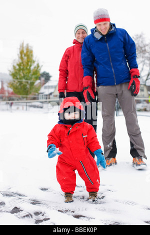 Jouer à l'extérieur de la famille en hiver, Portland, Oregon, USA Banque D'Images