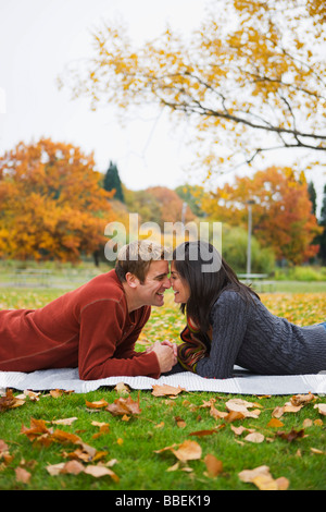 Couple Lying on a Blanket in a park in autumn, Portland, Oregon, USA Banque D'Images