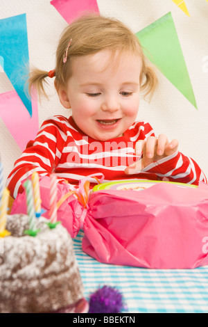 Girl Opening Birthday Present Banque D'Images