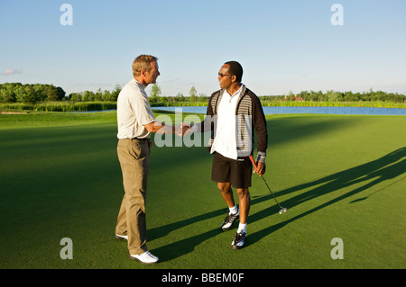 Les hommes se serrer la main sur le cours de Golf, Burlington, Ontario, Canada Banque D'Images