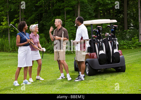 Groupe de personnes qui jouent au golf, Burlington, Ontario, Canada Banque D'Images