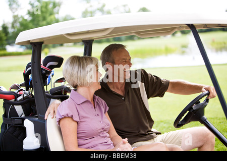 Couple Driving Golf Cart, Burlington, Ontario, Canada Banque D'Images