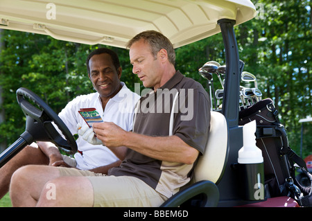 Les golfeurs de chariot de golf avec bord, Burlington, Ontario, Canada Banque D'Images