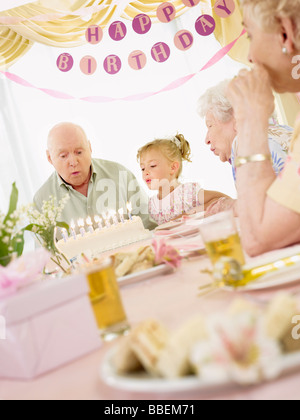 Les personnes âgées dans une maison de retraite fêter un anniversaire en famille Banque D'Images