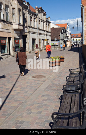 Rue piétonne en centre ville de Kuldiga Lettonie Kurzeme en Banque D'Images