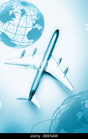 Modèle réduit d'avion Boeing 707 et les globes Banque D'Images