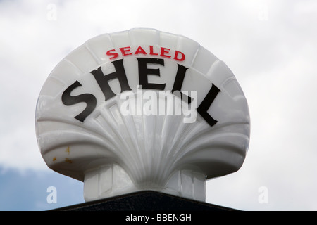 Shell à l'ancienne inscription sur une pompe à essence Banque D'Images