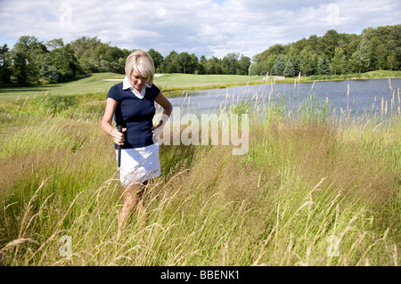 Recherche de Golf Ball in Tall Grass Banque D'Images