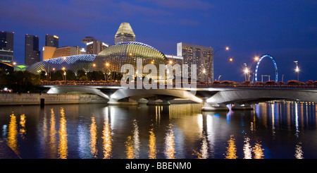 Skyline de Singapour Esplanade Place Marina Grande roue au crépuscule, crépuscule de l'Asie du sud-est Banque D'Images
