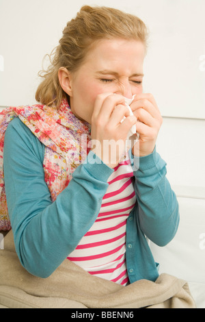 Woman Blowing Nose Banque D'Images