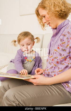 Mère et fille lisant Banque D'Images