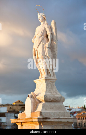 Statue de San Rafael sur Puente Romano ou pont romain sur le Guadalquivir à Cordoue Espagne Banque D'Images