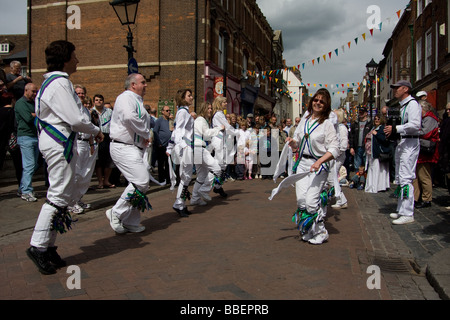 Morris artiste de rue, artiste danseuse costume rochester sweeps festival angleterre kent Banque D'Images