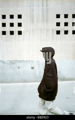 Homme marchant passé ground zero, New York City Banque D'Images