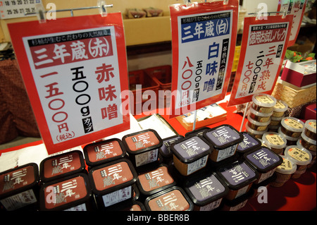 Le miso en vente dans le magasin d'usine à Ishii Miso, Matsumoto au Japon, le 19 mai 2009. Banque D'Images