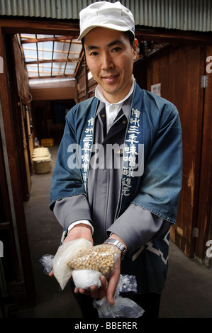 Ishii Miso vice-président Kousuke Ishii holding miso Ingrédients : Riz, koji, graines de soja, et le sel, Matsumoto au Japon, le 19 mai 2009. Banque D'Images