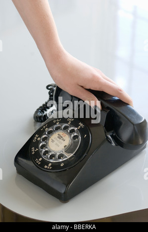 La main de femme sur un téléphone noir, Montréal, Québec Banque D'Images