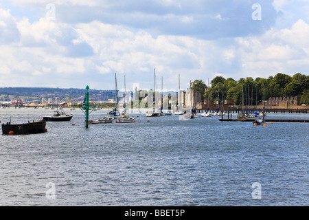 Une vue de la rivière d'Upnor Medway avec Château Upnor et baignée dans la distance brumeuse Rochester Banque D'Images