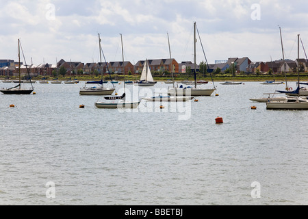 Une vue sur la rivière Medway de yachts amarrés à Upnor et logement sur St Mary s Island au-delà Banque D'Images
