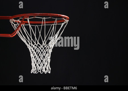 Vide panier de basket-ball sur fond noir Banque D'Images