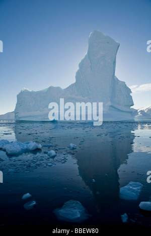 Iceberg gigantesque et son reflet dans l'île de la baie Wilhelmina Enterprise dans la péninsule Antarctique Banque D'Images