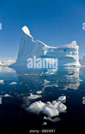 Iceberg gigantesque et son reflet dans l'île de la baie Wilhelmina Enterprise dans la péninsule Antarctique Banque D'Images