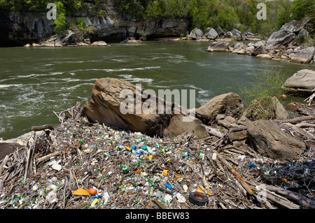 L'accumulation de détritus et de déchets rejetés sur le rivage de la rivière Cumberland à McCreary Comté Ohio Banque D'Images