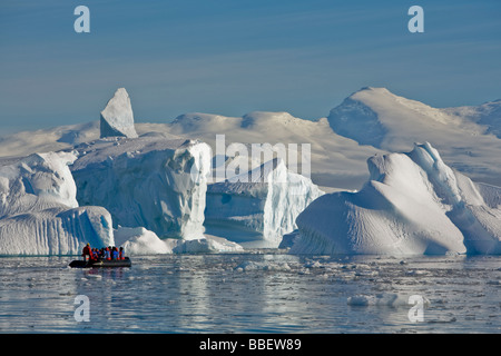 Les voyageurs passent icebergs gigantesques à Wilhelmina Bay au large de l'île d'entreprise dans la péninsule Antarctique Banque D'Images