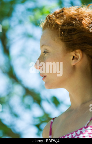 Jeune femme aux cheveux rouge de profil, portrait Banque D'Images