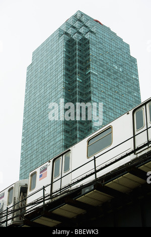 Métro surélevé, un immeuble à bureaux en arrière-plan, low angle view Banque D'Images