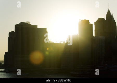 Silhouette de city skyline at sunset Banque D'Images