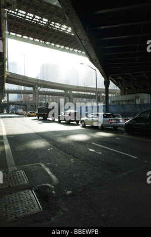 L'attente à la circulation sur la rue de la signalisation sous route surélevée Banque D'Images