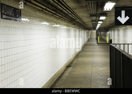 Couloir de métro vide, signe de diriger la sortie rue de Banque D'Images