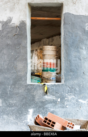 Site de construction, les briques en brouette, pile de seaux dans unfinished room Banque D'Images