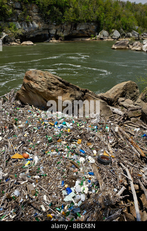 L'accumulation de détritus et de déchets rejetés sur le rivage de la rivière Cumberland à McCreary Comté Ohio Banque D'Images