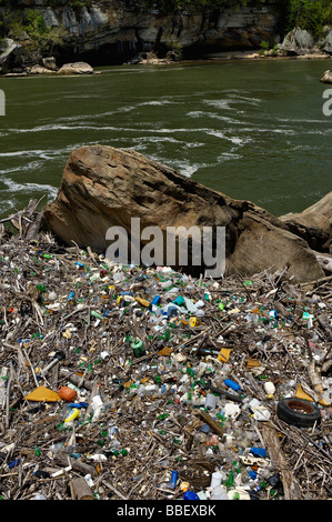 L'accumulation de détritus et de déchets rejetés sur le rivage de la rivière Cumberland à McCreary Comté Ohio Banque D'Images