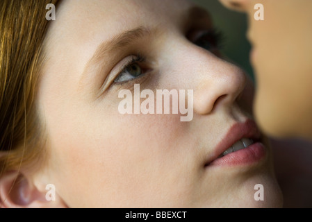 Jeune femme en regardant le visage de l'homme, extreme close-up Banque D'Images