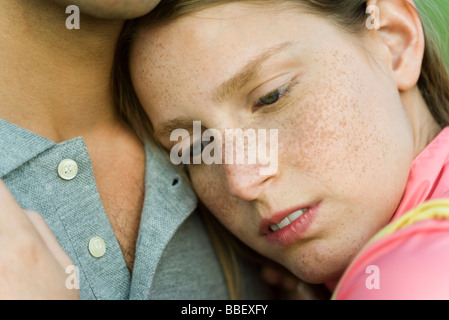 Young woman resting head on man, close-up Banque D'Images