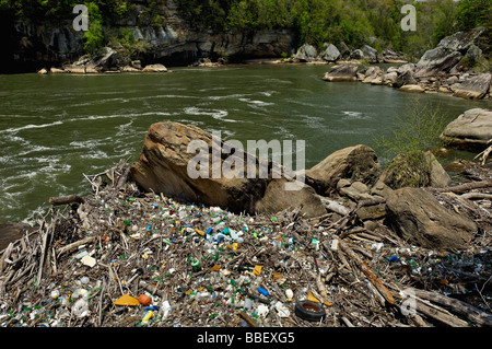 L'accumulation de détritus et de déchets rejetés sur le rivage de la rivière Cumberland à McCreary Comté Ohio Banque D'Images