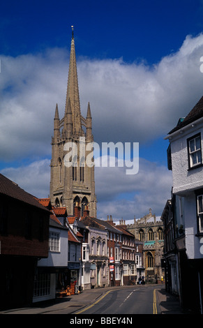 Une vue sur la rue de l'église Saint-Jacques à la ville de marché de Louth. Le Lincolnshire Wolds. Est de l'Angleterre. UK. Banque D'Images