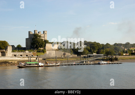 Château de Rochester de l'autre côté de la rivière Medway Banque D'Images