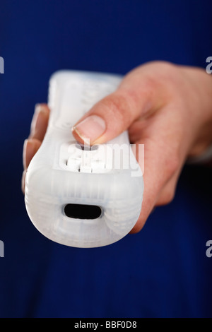 Close up of hand holding une Nintendo Wii Remote Banque D'Images