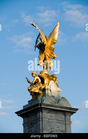 Ange de la Victoire et sur le dessus de l'Édifice commémoratif Victoria statue devant le palais de Buckingham, London, UK Banque D'Images