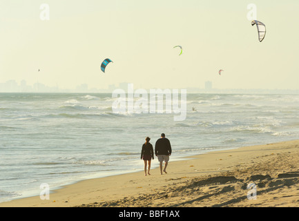 Promenade le long de la plage avec Kite-surfers devant les gratte-ciel de long Beach, Huntington Beach CA Banque D'Images