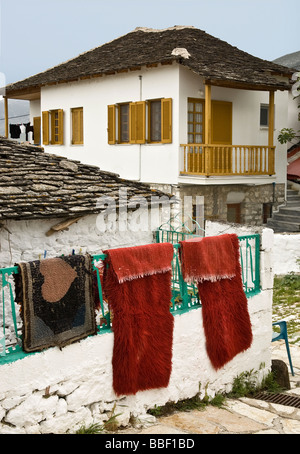 Le séchage des tapis à l'extérieur d'une maison ottomane traditionnelle sur l'île sur le lac de Nissi Pamvotidha Epire Ioannina Grèce du Nord Banque D'Images