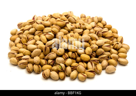 Pistaches grillées salées Pistacia vera sur un fond blanc Banque D'Images