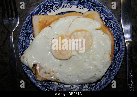 Œuf frit sur toast avec du jaune Double Banque D'Images