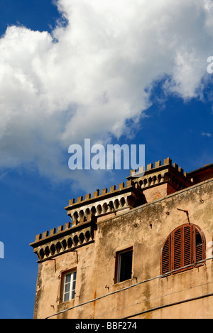 Toscane (Toscana) Italie - low angle shot du château contre les nuées avec vue sur la ville médiévale Casale Marittimo Banque D'Images